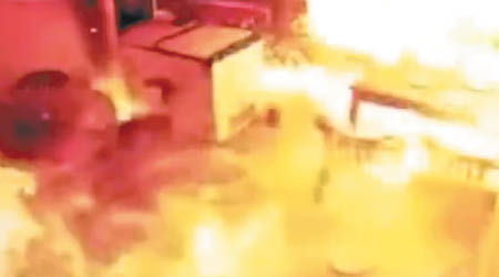 圖為食店爆炸起火瞬間。