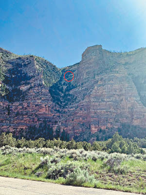 男子（紅圈示）在鄰近科羅拉多州邊境墮崖。