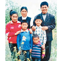 吳春紅早年與家人的合照。