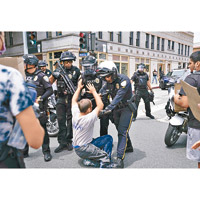 加州<br>洛杉磯警員驅趕示威者。