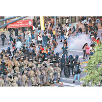 喬治亞州<br>亞特蘭大警員及國民警衞軍施放催淚彈，驅散示威者。