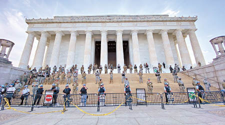 林肯紀念堂外站滿憲兵。