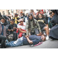 紐約市示威者重演弗洛伊德死時場景。（美聯社圖片）