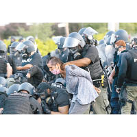 密歇根州底特律警方拘捕示威者。