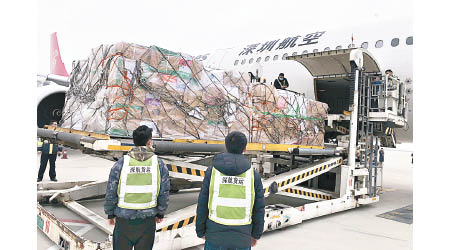 內地多個省市早前向武漢市運送醫療物資。（中新社圖片）