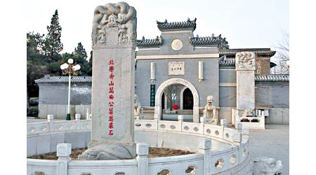 天安門母親曾到北京萬安公墓拜祭。