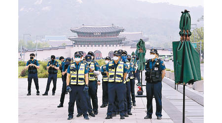 美國駐首爾大使館外的警員均戴上口罩。（美聯社圖片）