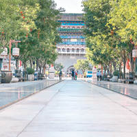 受疫情影響，北京市前門大街遊客及行人稀少。（中新社圖片）