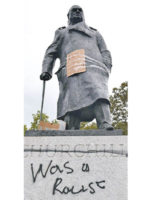 倫敦示威者在邱吉爾銅像下塗鴉。