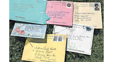 老人院收到明信片等信件。