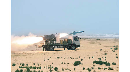 伊朗試射自主研發的反艦導彈。（美聯社圖片）