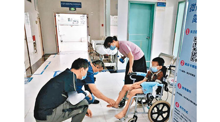 墮坑學生（坐輪椅者）受傷送院。