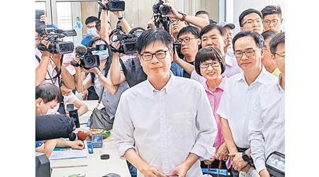 民進黨代表陳其邁（中）登記補選高雄市長。