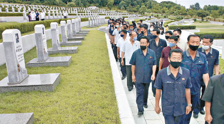 北韓民眾向陣亡老兵致敬。（美聯社圖片）