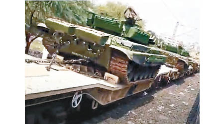 印軍用火車運送坦克。