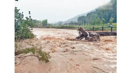 江 西萍鄉有橋樑被洪水沖毀。