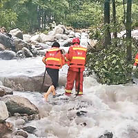 江西消防員涉水救出被困民眾。