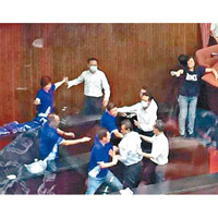 藍綠立委在議場內發生肢體衝突。