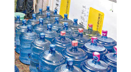 警方在黑工場中檢獲大批冒牌桶裝水。