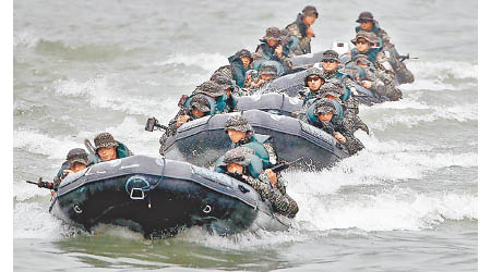 台灣的海軍陸戰隊乘橡皮艇出擊。