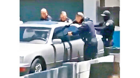 警員包圍汽車。