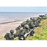 海軍陸戰隊在加祿堂海灘登陸。