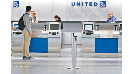 聯合航空宣布或將於十月要求員工放無薪假。（美聯社圖片）