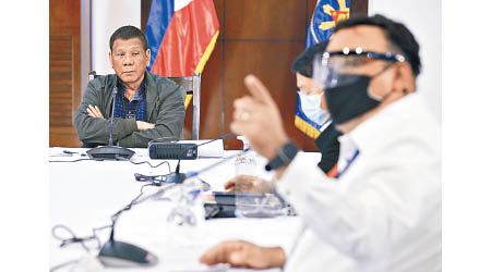 杜特爾特（左）指菲律賓仍處於第一波疫情當中。（美聯社圖片）