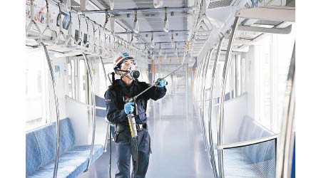 東京有地鐵職員消毒車廂。（美聯社圖片）