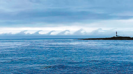 雲層在海面如「哥斯拉遊行」。