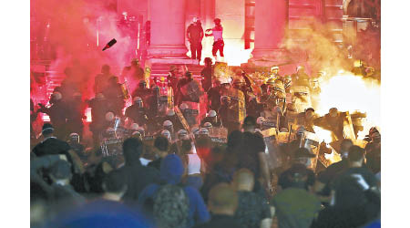 有示威者圖衝入國會大樓，與防暴警員爆發激烈衝突。（美聯社圖片）