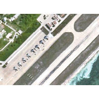 衞星圖片拍到解放軍戰機出現在永興島機場的停機坪。