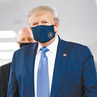 特朗普日前戴口罩視察軍方醫院。