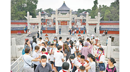北京市學生戴上口罩參觀天壇。<br>（美聯社圖片）