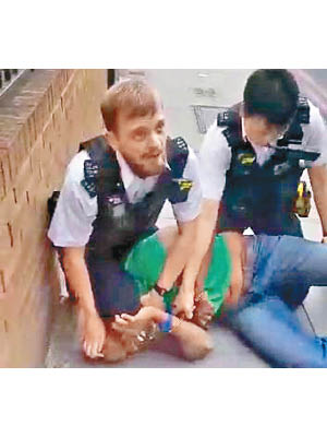 警員曾將膝蓋壓在疑犯頸上。
