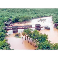 江西：清華鎮彩虹橋被洪水沖毀。