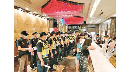 台灣警方突擊檢查夜總會及舞廳。