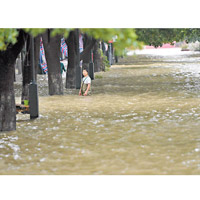 巢湖：安徽巢湖中廟景區步行街被湖水淹沒。
