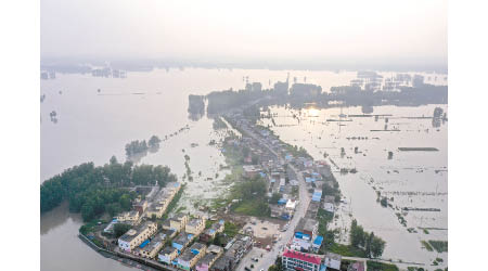 淮河：蒙窪蓄洪區已啟用蓄洪，大量農田及民居被浸。（中新社圖片）