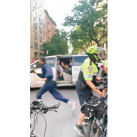 警員以單車阻止民眾靠近。