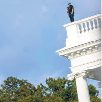 一名警員在白宮天台監視四周。