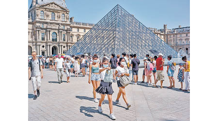 雖然法國疫情反彈，但民眾仍到巴黎羅浮宮參觀。