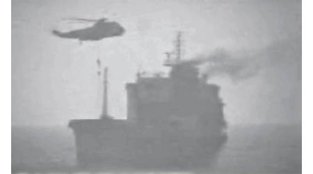 伊朗直升機在油輪上方低空盤旋。（美聯社圖片）