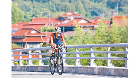 高岡亮寬打破最快騎單車縱貫日本列島的紀錄。