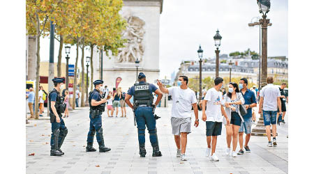法國染病人數持續增加。圖為首都巴黎香榭麗舍大道。（美聯社圖片）
