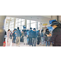 大批中國乘客滯留紐瓦克自由國際機場。