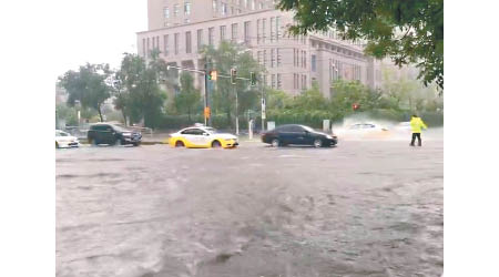 遼寧瀋陽街道因暴雨出現水浸。