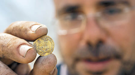 出土的金幣可遠溯至阿拔斯王朝黃金時期。（美聯社圖片）
