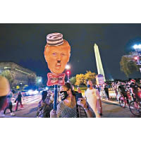 示威者展示道具表達對特朗普的不滿。