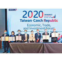 台灣與捷克簽署合作備忘錄。右三為捷克參議院議長維施特奇爾。